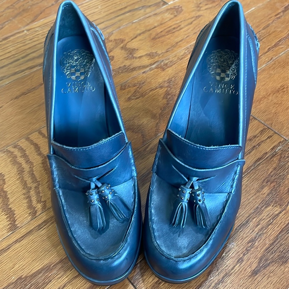Vince Camuto Blue Heels Sleek Design